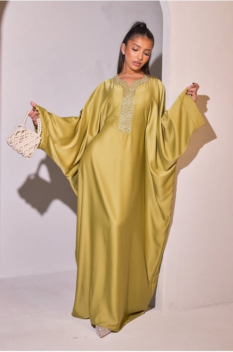Abaya verte satinée munie d'un col orné de perles