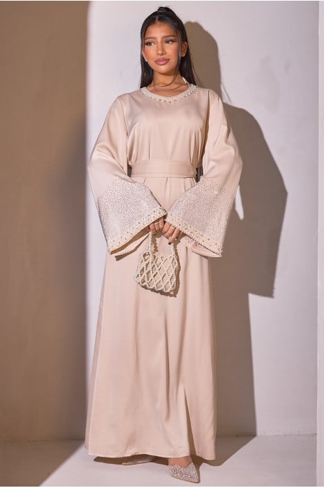 Abaya beige à perles sur le col et strass sur les manches