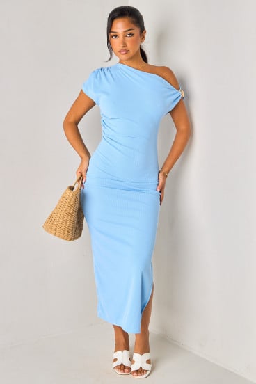 Robe bleu clair drapée à bijoux sur l'épaule
