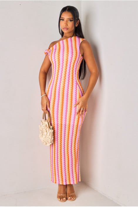 Robe rose en crochet ajouré avec bijoux à l'épaule